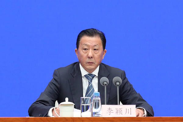 滕哈赫在上周确认，雷吉隆的租借合同里包含提前中断条款，两家俱乐部正在就雷吉隆的情况进行对话。